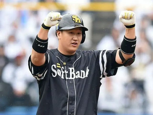ホームシックは他国生活で避けられない運命のようだ。日本プロ野球の舞台進出4年目を迎えたソフトバンク・ホークスのイ・デホ（李大浩）も今シーズン、深刻なホームシックに悩まされた。
