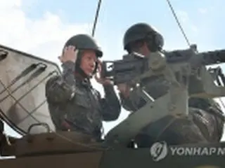 韓国軍制服組トップ　自走砲に乗り砲撃訓練を指揮