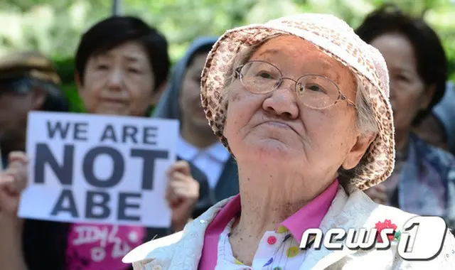 日本と韓国が外交・財務長官に続き、今月30日には防衛相会談の開催が決定し、最近まで続いていた日韓関係の硬直した局面に“雪解けの雰囲気”が漂う見込みだ。（写真は水曜デモの様子 / 提供:news1）