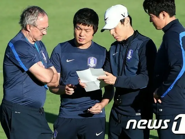 来月スタートするロシアW杯のアジア2次予選を控え、韓国代表シュティーリケ監督とコーチングスタッフらが、一足先に集結した。