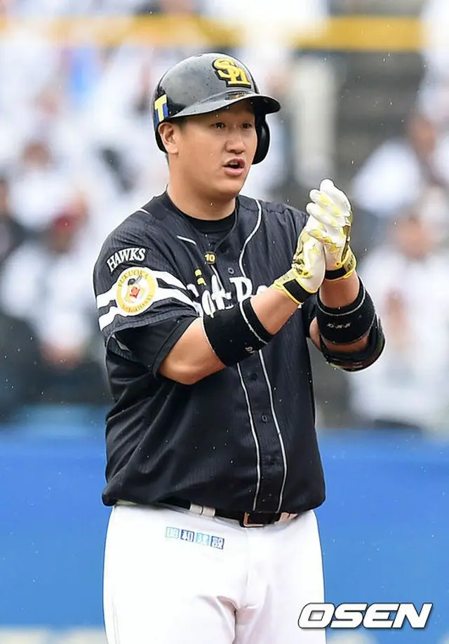 腰痛で22日も試合途中で交代したイ・デホ（李大浩）が、久しぶりに試合を欠場した。（提供:OSEN）