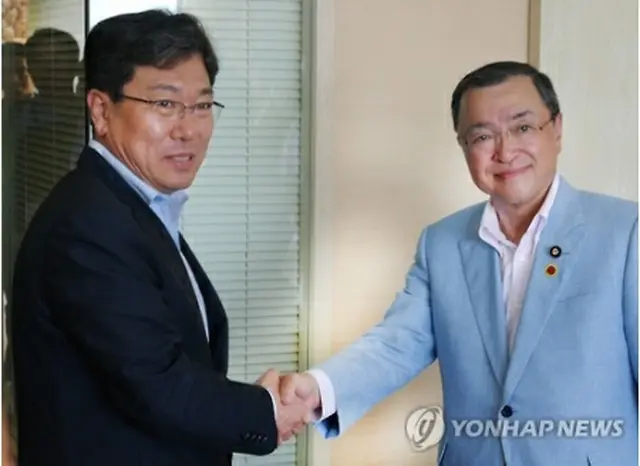 会談前、握手を交わす尹氏（左）と宮沢氏（産業通商資源部提供）＝２４日、ソウル（聯合ニュース）