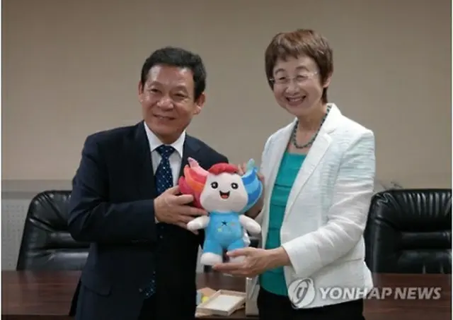 尹氏（左）と奥山氏（光州市提供）＝２５日、光州（聯合ニュース）