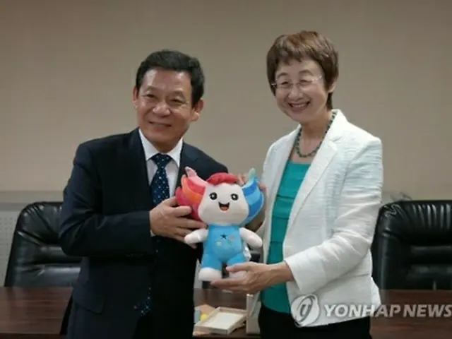 尹氏（左）と奥山氏（光州市提供）＝２５日、光州（聯合ニュース）