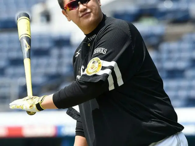 日本プロ野球ソフトバンクのイ・デホ（李大浩、32）が腰の痛みを乗り越え、交流戦開始から出撃の意思を見せている。（提供:OSEN）