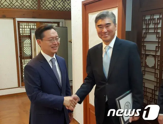 黄浚局朝鮮半島平和交渉本部長と米国務省のソン・キム北朝鮮担当特別代表は、日米韓の6か国協議首席代表での3か国協議を終えた後、共に中国・北京へ向で武大偉朝鮮半島問題特別代表と会談する。
