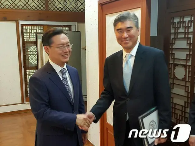 黄浚局朝鮮半島平和交渉本部長と米国務省のソン・キム北朝鮮担当特別代表は、日米韓の6か国協議首席代表での3か国協議を終えた後、共に中国・北京へ向で武大偉朝鮮半島問題特別代表と会談する。