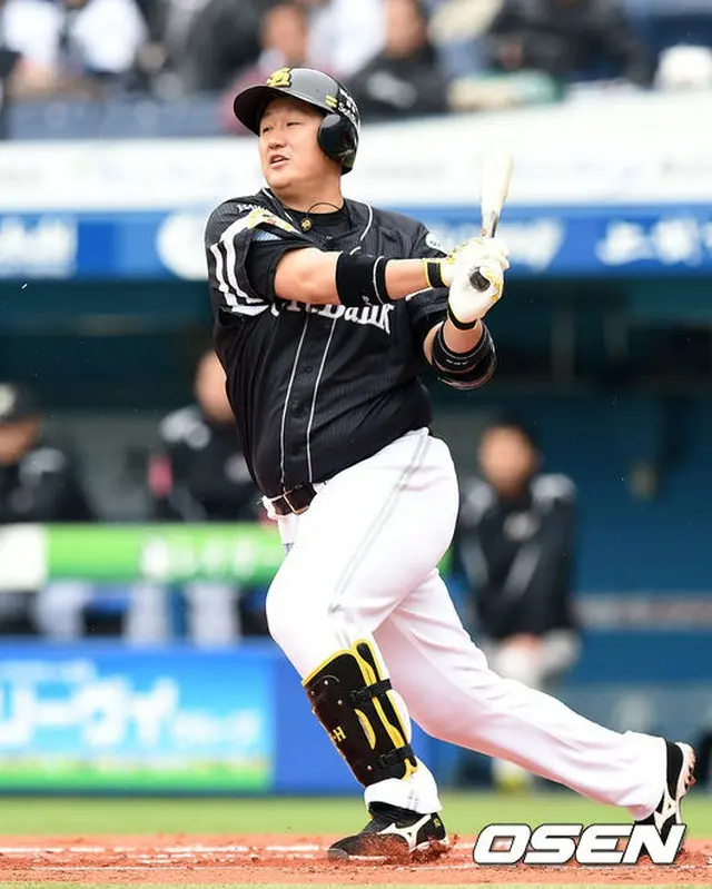 ソフトバンクのイ・デホ（李大浩）が、3打数無安打で途中交代した。（提供:OSEN）