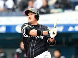 ソフトB・李大浩、3打数無安打で途中交代