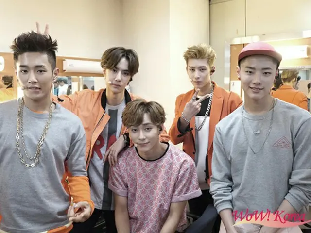 「UNIQ」左からムンハン、イボ、リーダーのソンジュ、ジョイシェン、スンヨン
