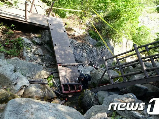 28日午前1時30分ごろ、江原・華川郡（ファチョングン）にて、韓国陸軍某部隊所属の将兵21人が夜間戦術訓練中に橋が切断され、墜落事故に遭った。（提供:news1）