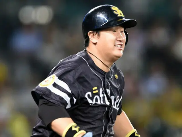 ソフトバンクのイ・デホ（李大浩）が、中日との交流戦に5番ファーストで先発出場し、4打数3安打1得点の活躍を見せた。（提供:news1）