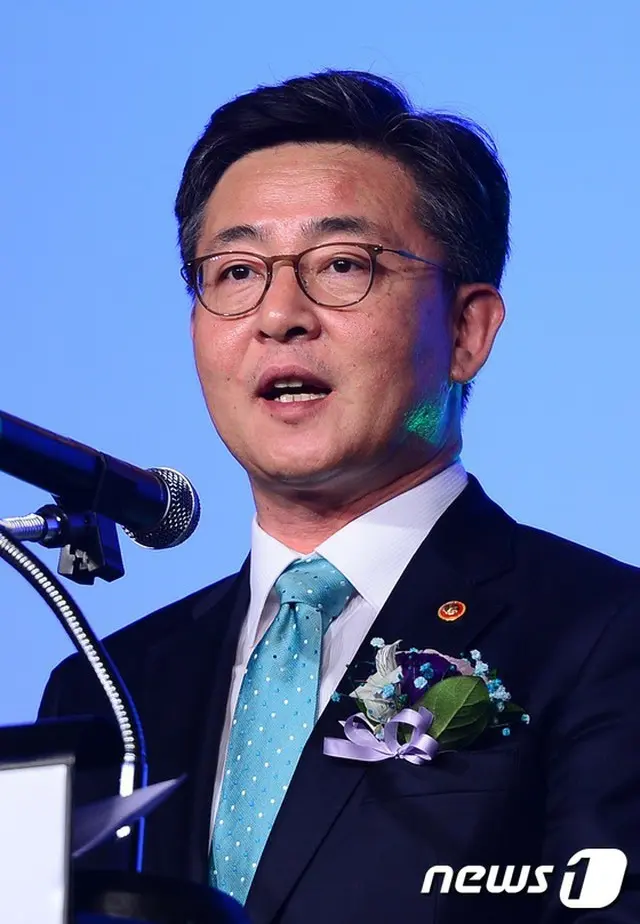 ホン・ヨンピョ韓国統一部長官は29日、「平和統一は“漢江の奇跡”（経済成長の達成例の一つ）に続く、再度の奇跡となる」と述べた。