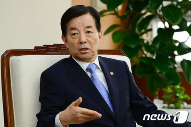 韓国政府が日韓防衛相会談で、日本の自衛隊が韓国政府の同意や要請なく朝鮮半島に進出することは不可能だという立場を重ねて伝えていく方針であると明らかにした。（写真はハン・ミング国防長官 / 提供:news1）