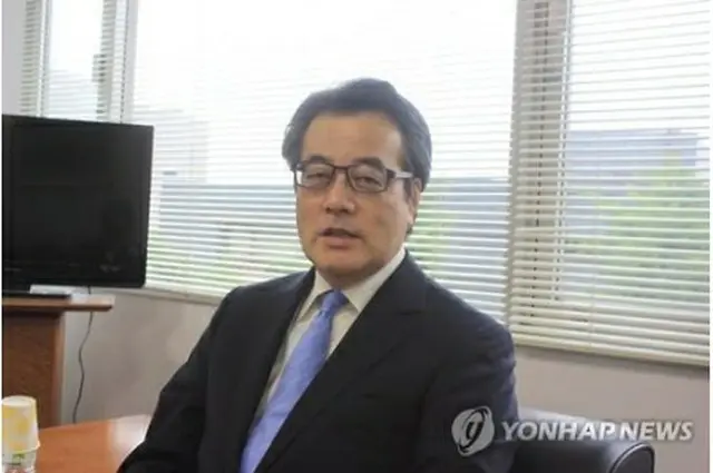 聯合ニュースとのインタビューに応じる岡田氏＝２９日、東京（聯合ニュース）