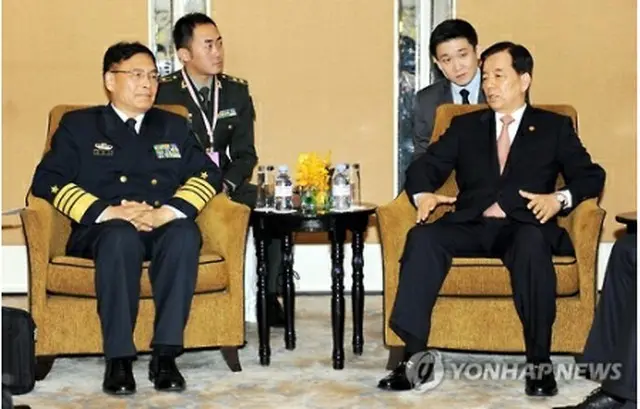 会談する韓長官（右）と孫副総参謀長＝（聯合ニュース）