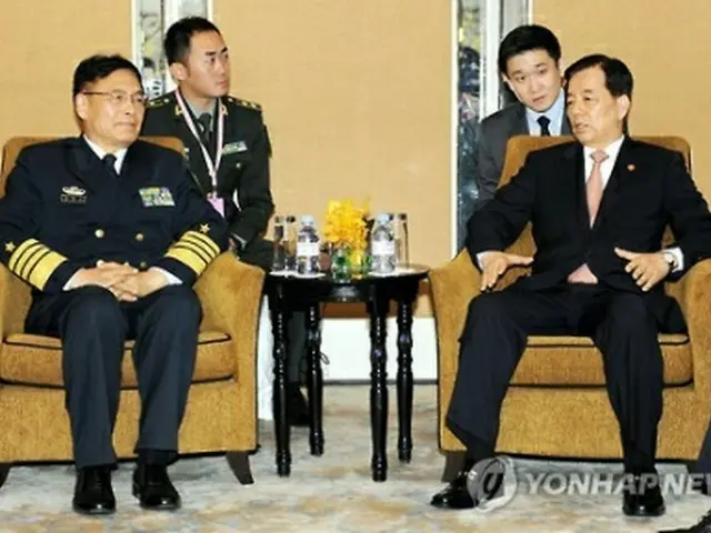 会談する韓長官（右）と孫副総参謀長＝（聯合ニュース）