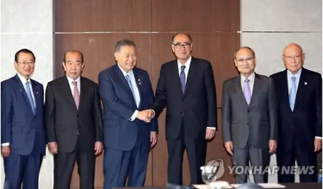 握手を交わす李元首相（右から３人目）と森元首相＝１日、ソウル（聯合ニュース）
