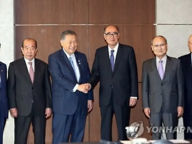 握手を交わす李元首相（右から３人目）と森元首相＝１日、ソウル（聯合ニュース）