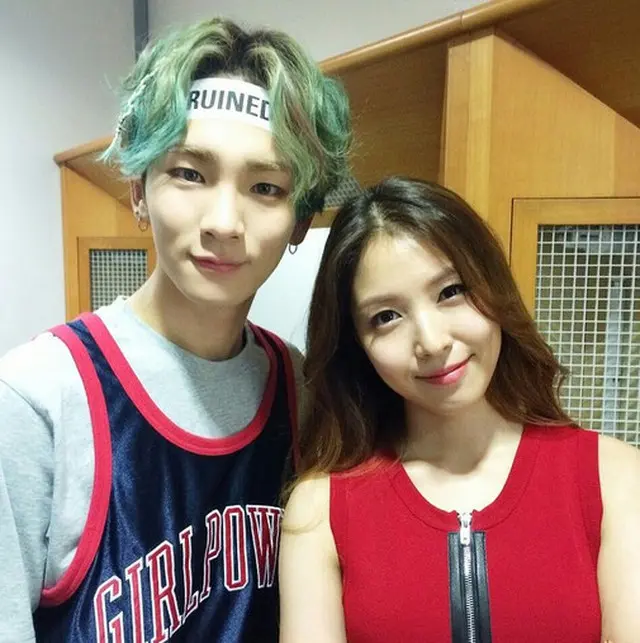 韓国アイドルグループ「SHINee」キーが歌手BoAと仲睦まじいツーショットを公開した。（提供:OSEN）