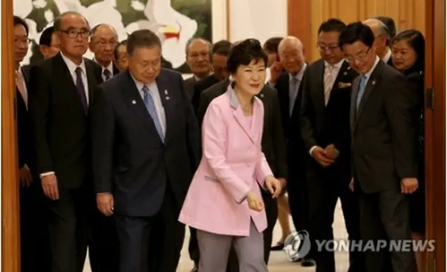 「韓日・日韓賢人会議」の出席者らと会場に入る朴大統領（中央）＝１日、ソウル（聯合ニュース）