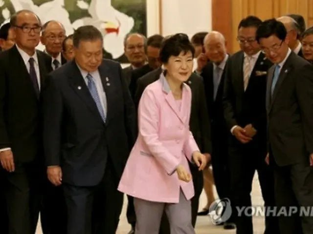 「韓日・日韓賢人会議」の出席者らと会場に入る朴大統領（中央）＝１日、ソウル（聯合ニュース）