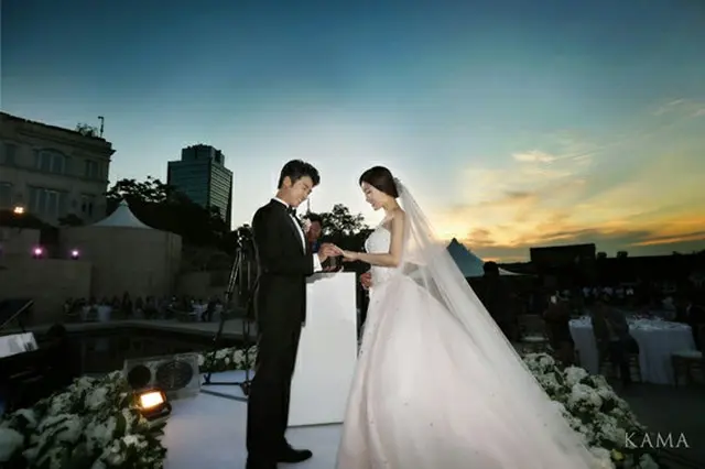 俳優アン・ジェウクとミュージカル女優チェ・ヒョンジュの結婚式の写真が公開された。（提供:OSEN）