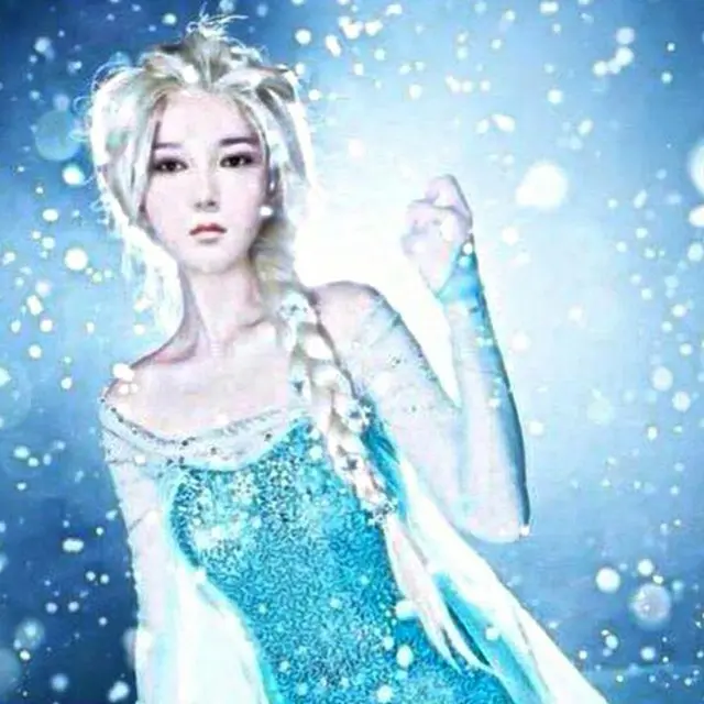 韓国アイドルグループ「SUPER JUNIOR」のイェソン（30）が米国のアニメーション「アナと雪の女王」のエルサに変身した写真を公開し、話題だ。（提供:OSEN）