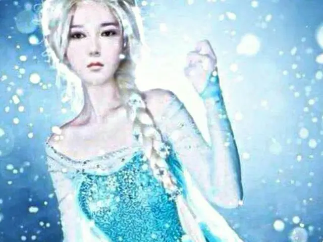 韓国アイドルグループ「SUPER JUNIOR」のイェソン（30）が米国のアニメーション「アナと雪の女王」のエルサに変身した写真を公開し、話題だ。（提供:OSEN）
