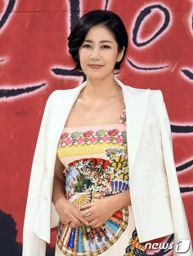 韓国ドラマ「風の便りで聞きました」に出演中の女優ユ・ホジョン（46）が、ドラマの終演を控えてスタッフ全員へ日焼け止めクリームをプレゼントした。