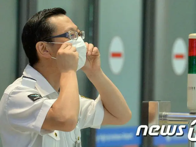 韓国の仁川国際空港を通じて中東呼吸器症候群（MERS＝マーズ）患者が出国し、海外で隔離措置された中、保健当局が3次感染のおそれがある仁川空港の労働者に対し、何の措置も取っていないことが確認された。