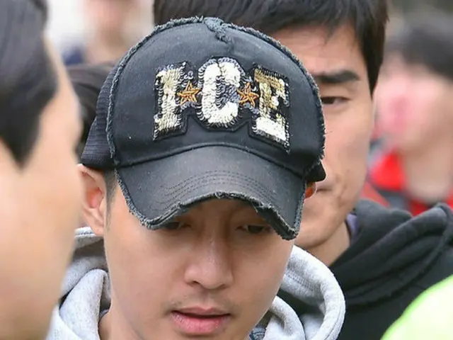 妊娠と流産について元交際相手のAさんと法廷で争っている韓国歌手兼俳優キム・ヒョンジュンの両親が涙を見せた。（提供:OSEN）