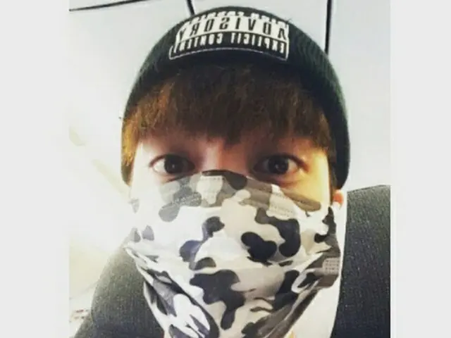 韓国アイドルグループ「BEAST」のイ・ギグァンがマスクで顔のほとんどを覆った写真を公開し、話題を呼んでいる。（提供:OSEN）