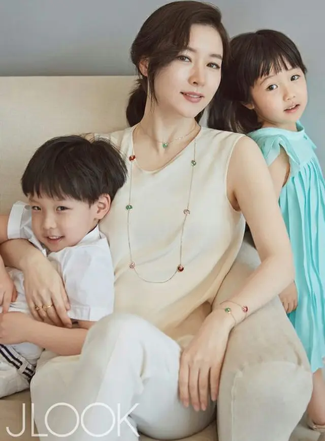 女優イ・ヨンエと自身の双子の子どもたち（提供:OSEN）