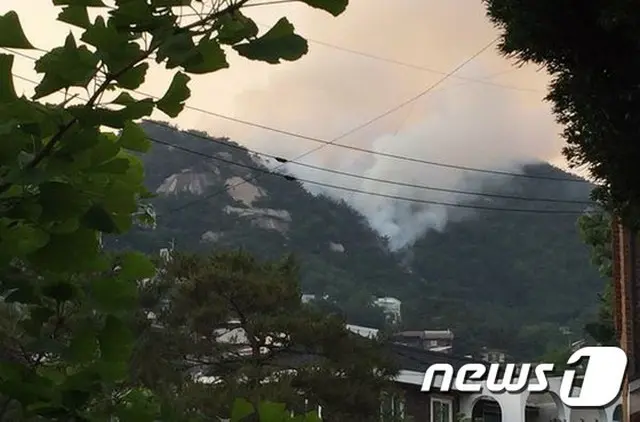 6日午後6時3分頃、北漢山（プッカンサン）のソウル市鐘路（チョンノ）区側で火事になり、4時間ほどたった午後10時頃、鎮火した。（提供:news1）