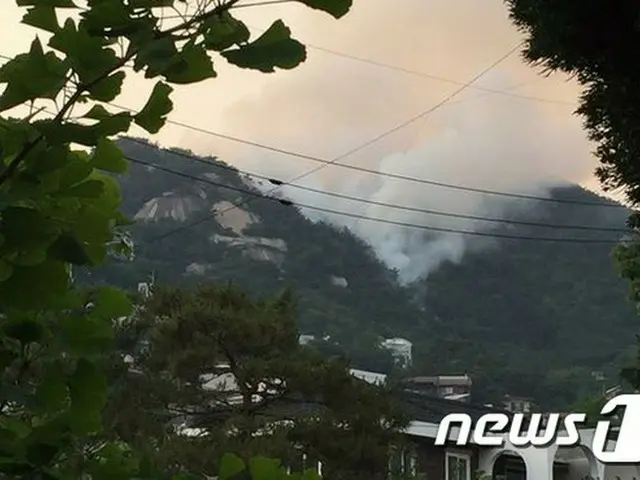 6日午後6時3分頃、北漢山（プッカンサン）のソウル市鐘路（チョンノ）区側で火事になり、4時間ほどたった午後10時頃、鎮火した。（提供:news1）