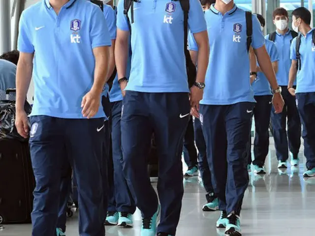 ウリ・シュティーリケ監督（60）率いるサッカー韓国代表が8日、仁川（インチョン）国際空港を通して出国した。MERS対策でマスクを着用している。