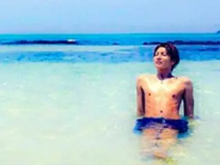 俳優ノ・ミヌ、セクシーな焼けた肌と腹筋を公開