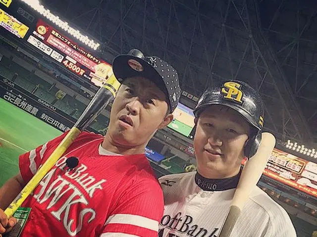 韓国のお笑い芸人チョン・ジュナがソフトバンクのイ・デホ（李大浩）とのツーショットを公開した。（提供:OSEN）
