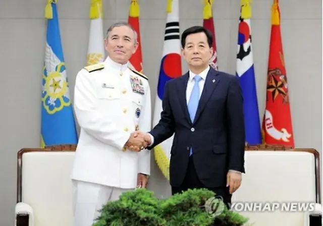 ハリス米太平洋軍司令官（左）と握手する韓民求長官＝１０日、ソウル（聯合ニュース）