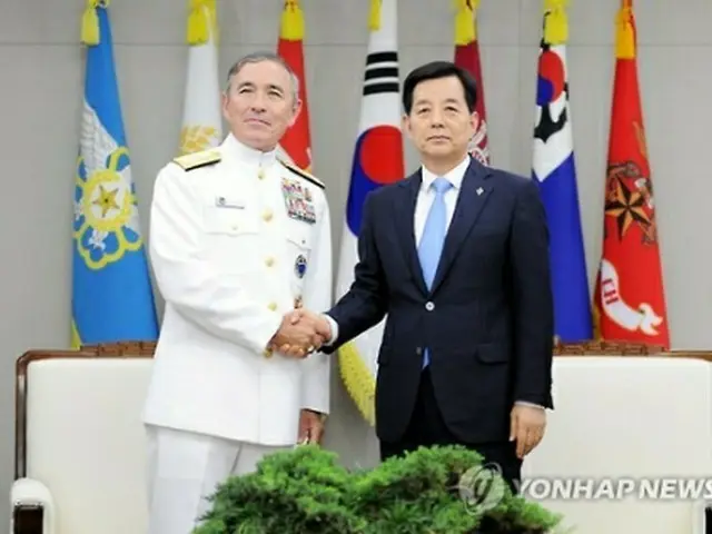 ハリス米太平洋軍司令官（左）と握手する韓民求長官＝１０日、ソウル（聯合ニュース）
