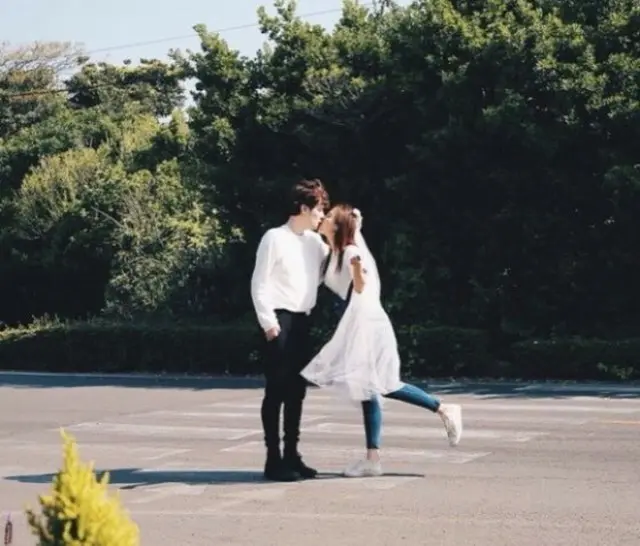 韓国俳優キム・スヨン（39）が、婚約者とのツーショットを公開した。（提供:news1）