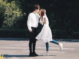 俳優キム・スヨン、婚約者との”キスショット”公開