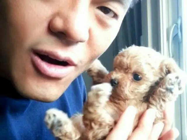 韓国歌手兼プロデューサーのパク・チニョンが子犬を養子縁組した事情を公開し、注目を集めている。（提供:OSEN）