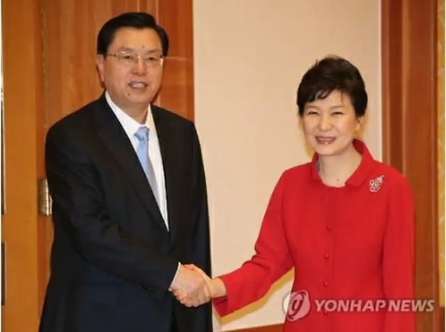 全人代の張徳江常務委員長（左）と握手する朴大統領＝１１日、ソウル（聯合ニュース）