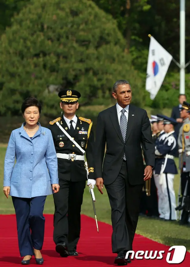 朴槿恵（パク・クネ）大統領は12日、バラク・オバマ米国大統領と電話会談を通じて、訪米延期決定による後続措置など主要案件について協議した。