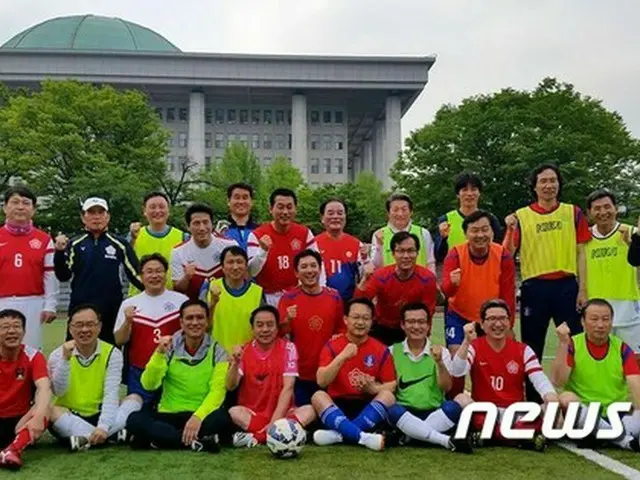 日本と韓国の国会議員が、13日午後3時から韓国・ソウルのワールドカップ競技場でサッカーの日韓戦を繰り広げる。（写真は韓国国会議員サッカー連盟所属の与野党議員 / 提供:news1）