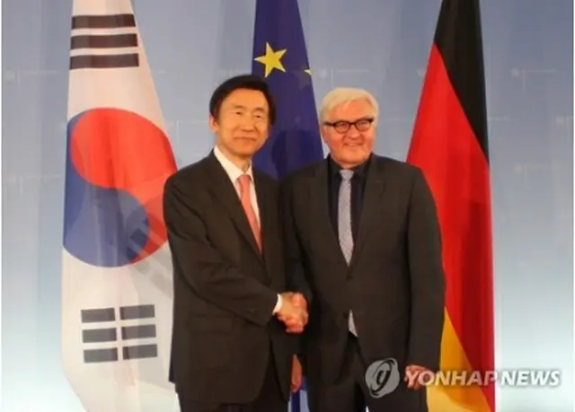 ドイツ・ベルリンで１２日（現地時間）、会談前に握手を交わす尹長官とシュタインマイヤー外相＝（聯合ニュース）
