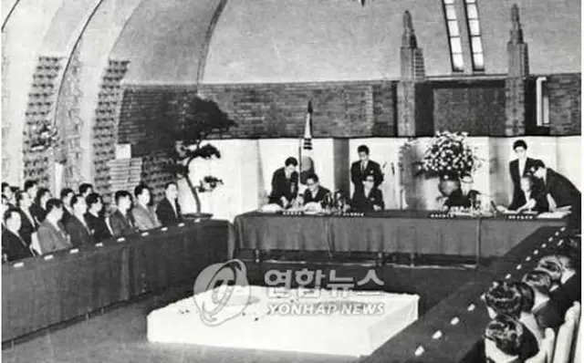 日本の首相官邸で行われた韓日基本条約調印式の様子（資料写真）＝（聯合ニュース）