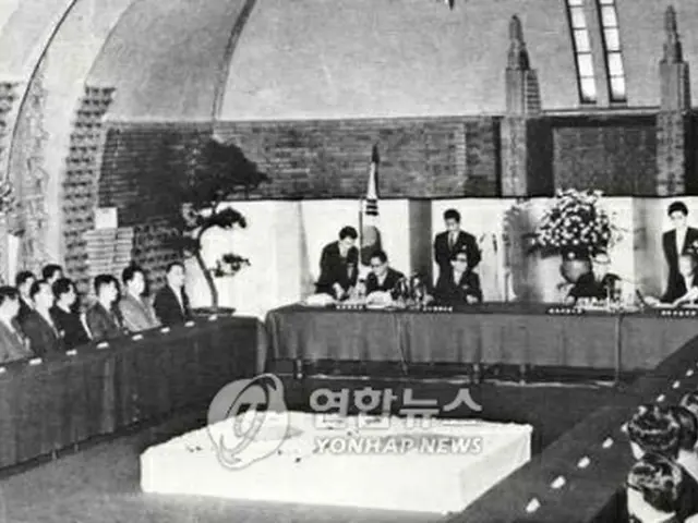 日本の首相官邸で行われた韓日基本条約調印式の様子（資料写真）＝（聯合ニュース）